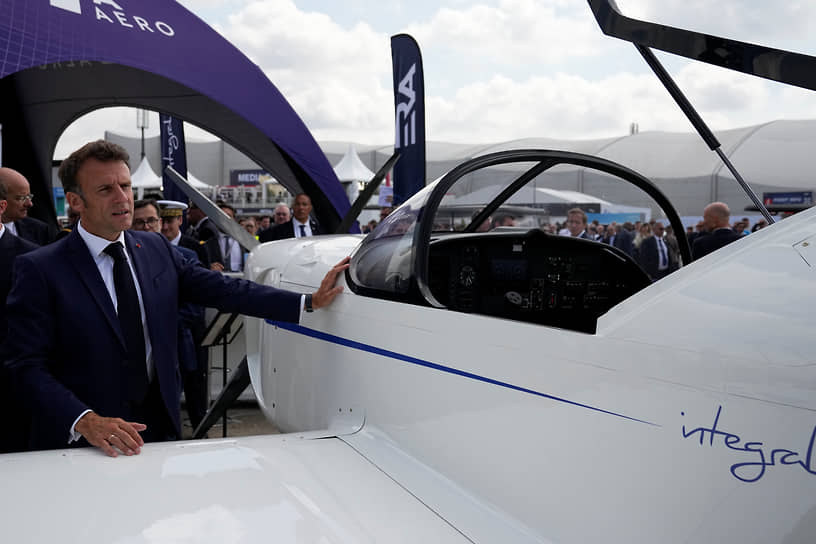 Президент Франции Эмманюэль Макрон рядом с двухместным самолетом для тренировок Aura Areo Integral