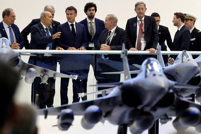 Президент Франции Эмманюэль Макрон (четвертый слева) осматривает модель истребителя Dassault Rafale