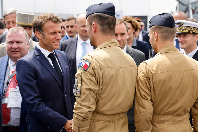 Президент Франции Эмманюэль Макрон приветствует пилотов истребителя Rafale