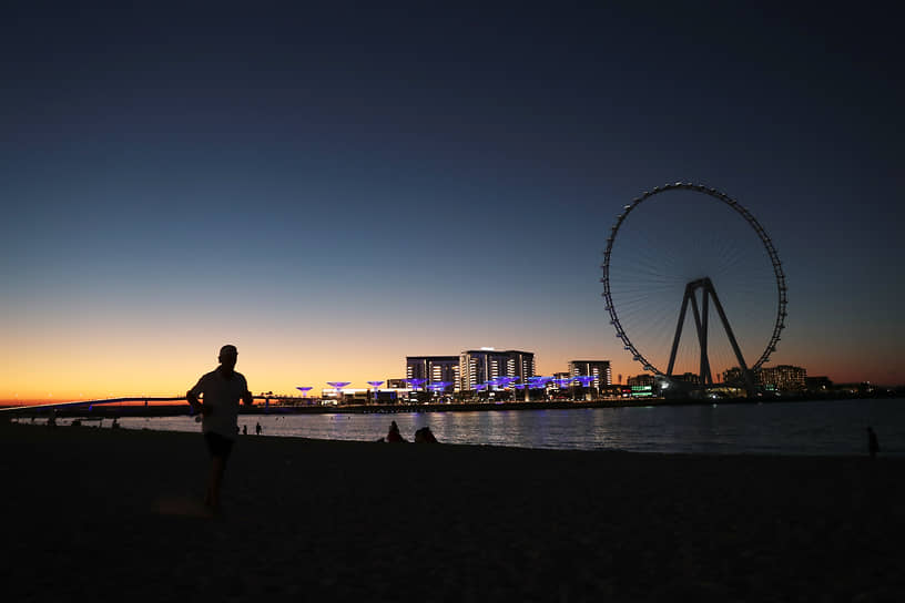 Самое большое колесо обозрения в мире — Ain Dubai («Око Дубая») в ОАЭ. 250-метровый аттракцион расположен на искусственном острове Bluewaters Island. Открылся он для посетителей 21 октября 2021 года. На колесе одновременно могут находиться 1750 посетителей. Один его оборот продолжается 38 минут. Сейчас колесо не функционирует из-за инженерных и конструктивных дефектов и просчетов 