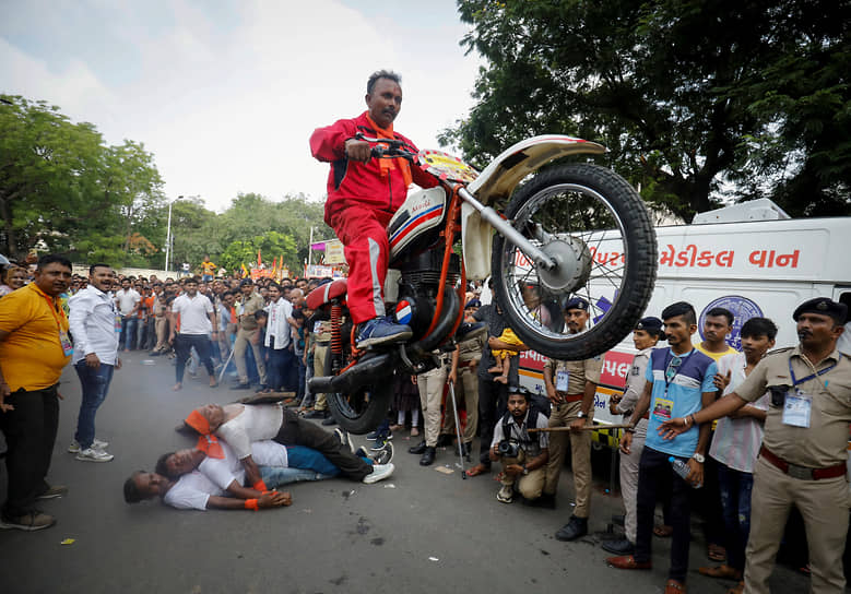 Ахмедабад, Индия. Местный житель выполняет трюк на ежегодном празднике колесниц Ратха-ятре
