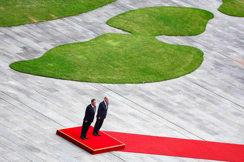 Берлин. Встреча канцлера Германии Олафа Шольца и премьера Госсовета КНР Ли Цяна (слева)