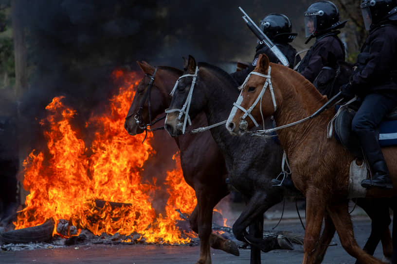 Жужуй, Аргентина. Конная полиция во время столкновений с демонстрантами
