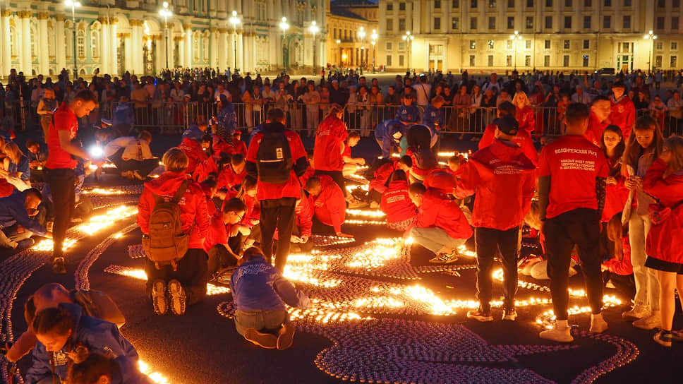Санкт-Петербург. Огненная картина-инсталляция из 80 тыс. свечей. Волонтеры выложили мемориалы «Разорванное кольцо» и «Полуторка»