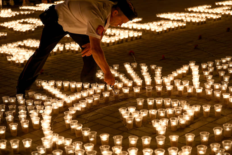 Геленджик. Огненная инсталляция из трех тысяч свечей 