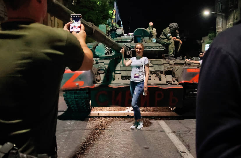Жители Ростова-на-Дону фотографируются на фоне военной техники