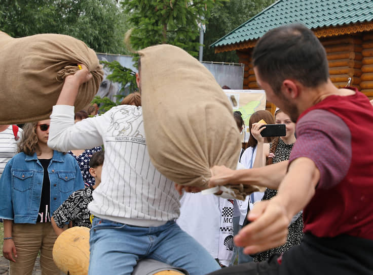 Национальное соревнование «Бой на мешках»