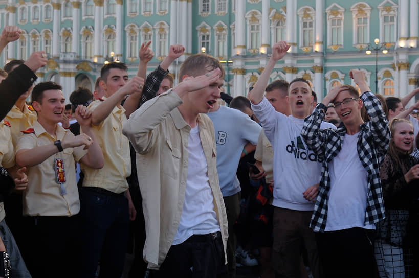 Выпускники на Дворцовой площади