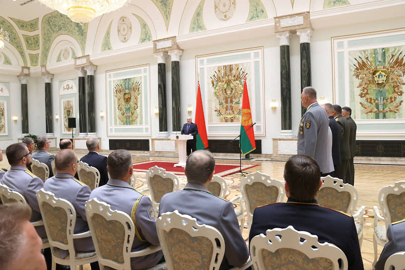 Александр Лукашенко во время встречи с военными в Минске