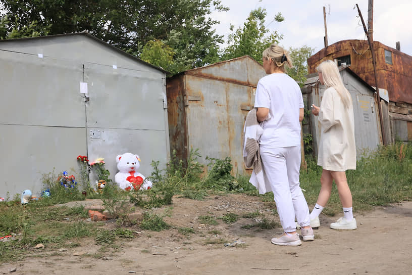 Стихийный мемориал возле гаража, где нашли тело мальчика