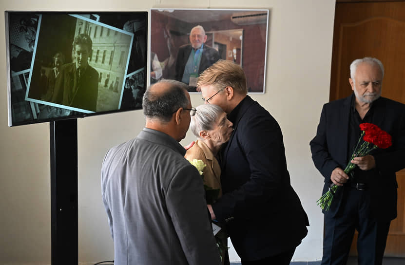Вдова политика Виктора Шейниса Алла Назимова и председатель партии «Яблоко» Николай Рыбаков (в центре)