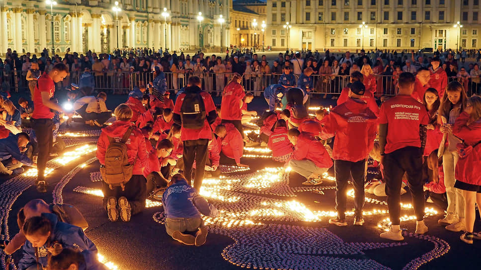 Санкт-Петербург, Россия. Акция «Свеча памяти» на Дворцовой площади