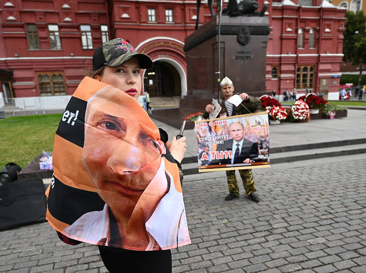 Москва. Пикет под стенами Кремля во время мятежа ЧВК «Вагнер»