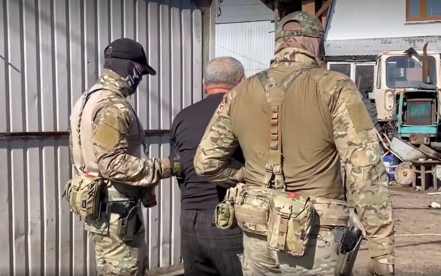 ФСБ задержала в Тюмени человека, склонявшего российских военных к переходу на сторону ВСУ