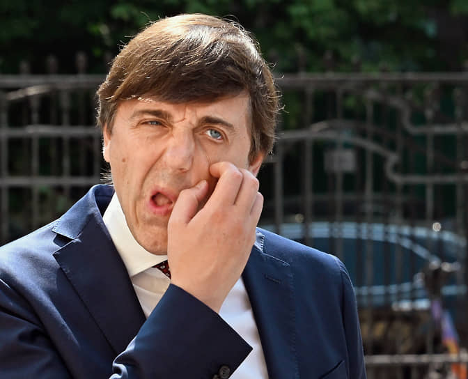 Москва. Министр просвещения России Сергей Кравцов перед началом церемонии вручения дипломов с отличием выпускникам педагогических вузов