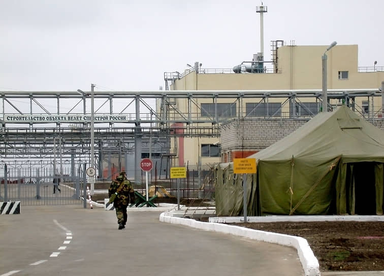 Планы ликвидации российского химоружия менялись не раз, и в итоге было решено: уничтожаться оно должно там, где хранилось долгие годы (на фото: завод в поселке Горный Саратовской области)