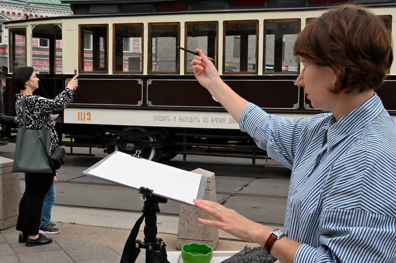 Женщина рисует вагон трамвая