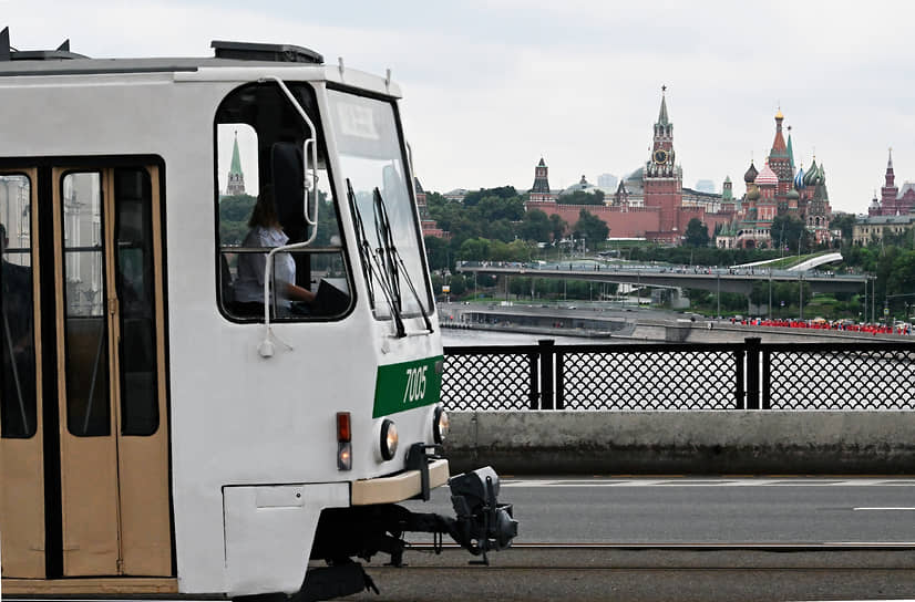 Трамвай едет на фоне Кремля 
