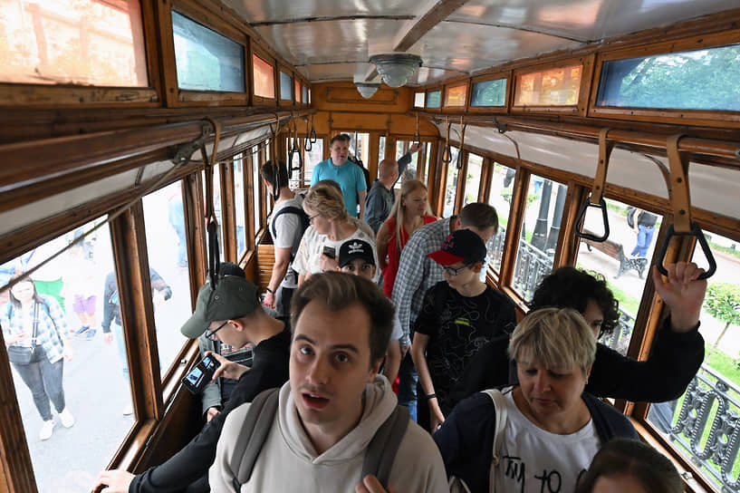 Пассажиры в салоне трамвая 