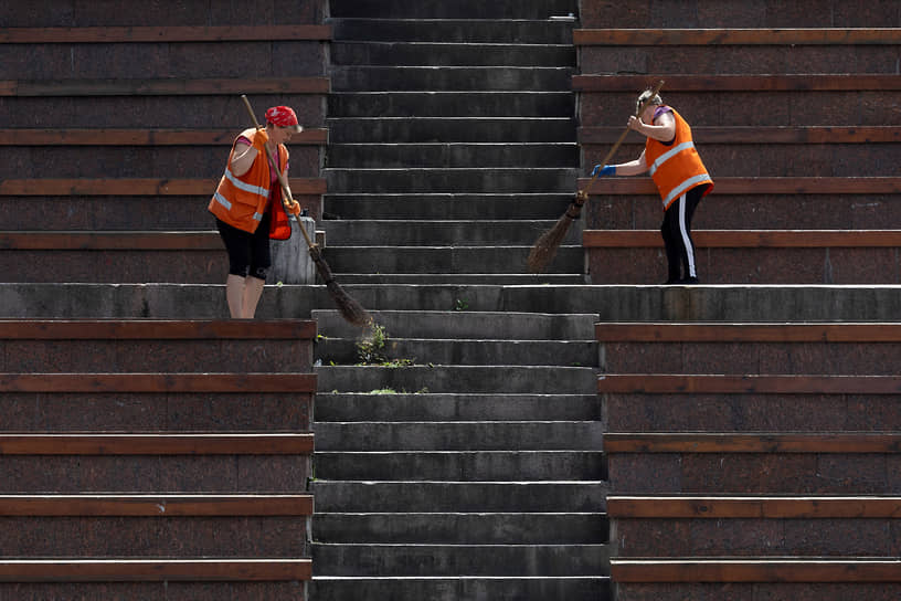 Киев. Муниципальные работники убирают трибуны театра под открытым небом