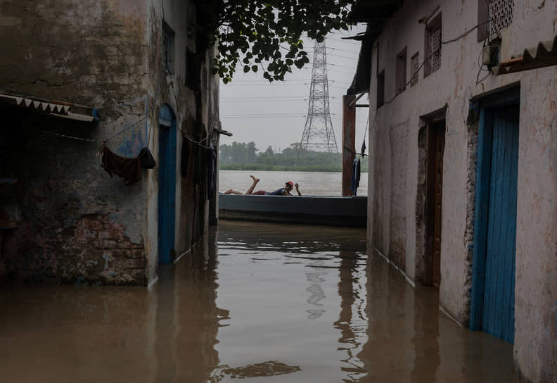 Нью-Дели. Последствия затопления из-за муссонных дождей на берегу реки Ямуна