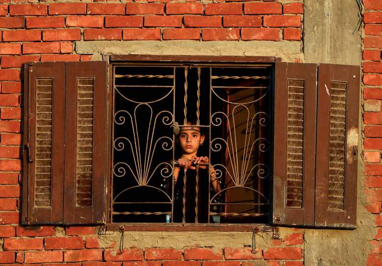 Каир. Девочка в окне дома