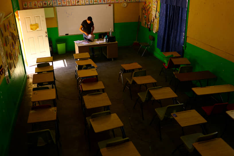 Сьюдад-Хуарес, Мексика. Учитель в пустом классе школы