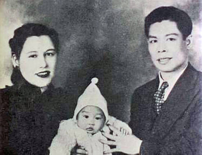 Грейс Хо (племянница сэра Роберта Хотуна) с сыном (Брюсом Ли) и мужем Ли Хайцюанем