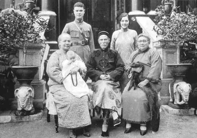 Сэр Роберт Хотун (в центре), его жены (слева — леди Маргарет, справа — леди Клара), третий сын Роберт Шай Лай, жена cына Хеста Хун. На коленях у леди Маргарет — внук сэра Роберта Роберт Хо
