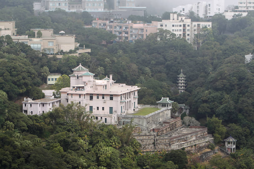 «Сады Хотуна» — одно из бывших имений сэра Роберта на пике Виктория. Главное здание имения было снесено в 2013 году по приказу новой хозяйки, его внучки. В 2015 году участок купил за 5,1 млрд гонконгских долларов ($658 млн) уроженец континентального Китая Чэун Чан Киу