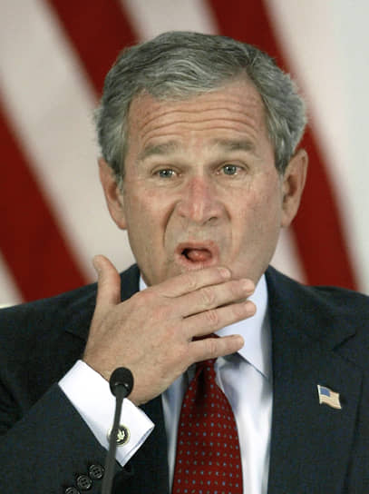 В июле 2003 года глава ЦРУ Джордж Тенет признал, что по ошибке представил руководству США ложную информацию о разработках ядерного оружия в Ираке. По его словам, один из отчетов для президента Джорджа Буша (на фото) составили с использованием фальшивых документов. Из них следовало, что режим Саддама Хусейна пытался приобрести уран в Африке. Впоследствии эти данные стали поводом для вторжения в Ирак. После заявления Тенета президент Буш заметил, что ЦРУ «признало то, что надо было признать» 