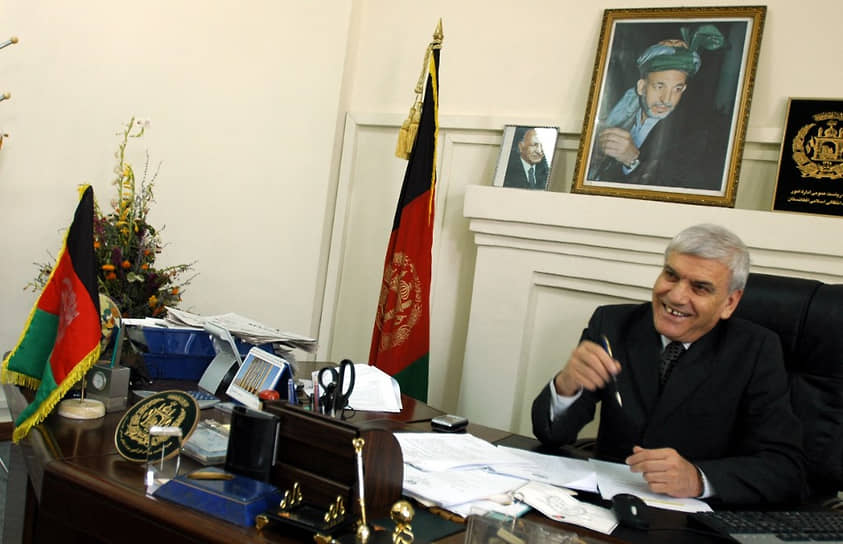 В апреле 2008 года глава МИД Германии Франк-Вальтер Штайнмайер извинился перед афганскими коллегами за действия военной контрразведки ФРГ. Ранее ее сотрудники поставили шпионское программное оборудование в кабинете афганского министра торговли Мохаммада Амина Фарханга (на фото)