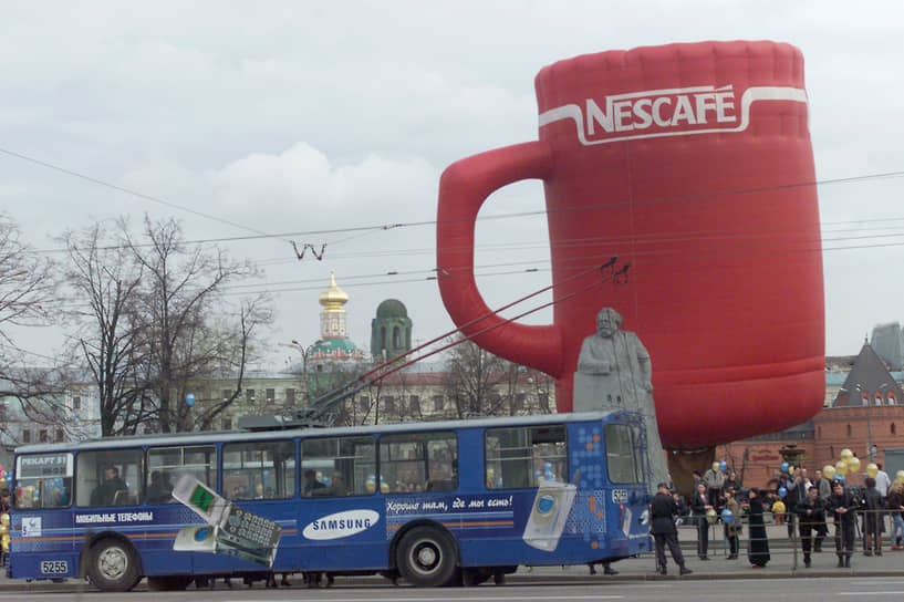 Надувная кружка Nescafe на Театральной площади в Москве, 2001 год