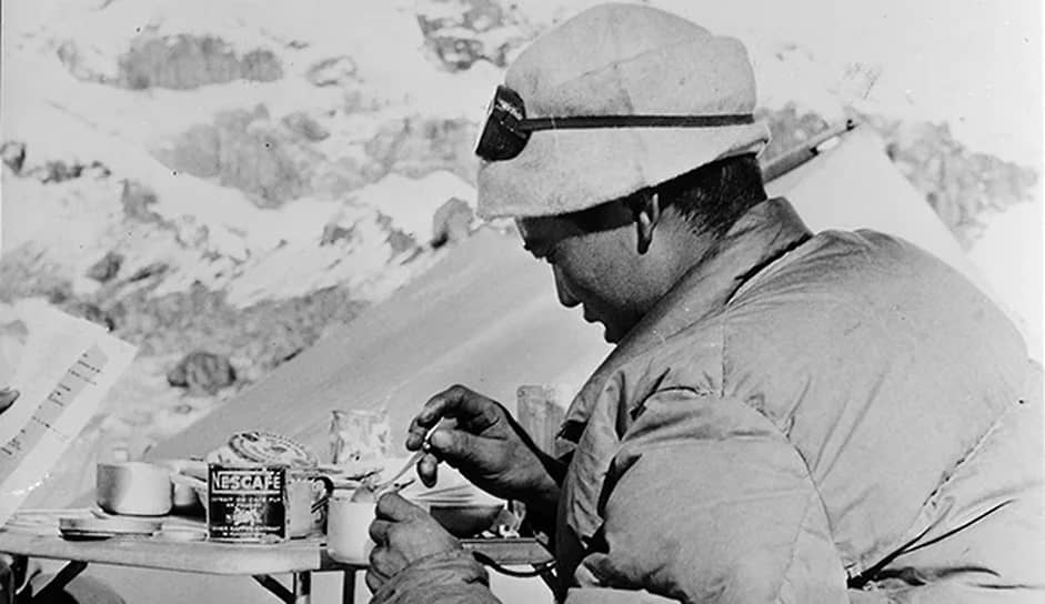 Альпинист Тенцинг Норгей заваривает кофе во время первого в мире восхождения на Эверест, 1953 год