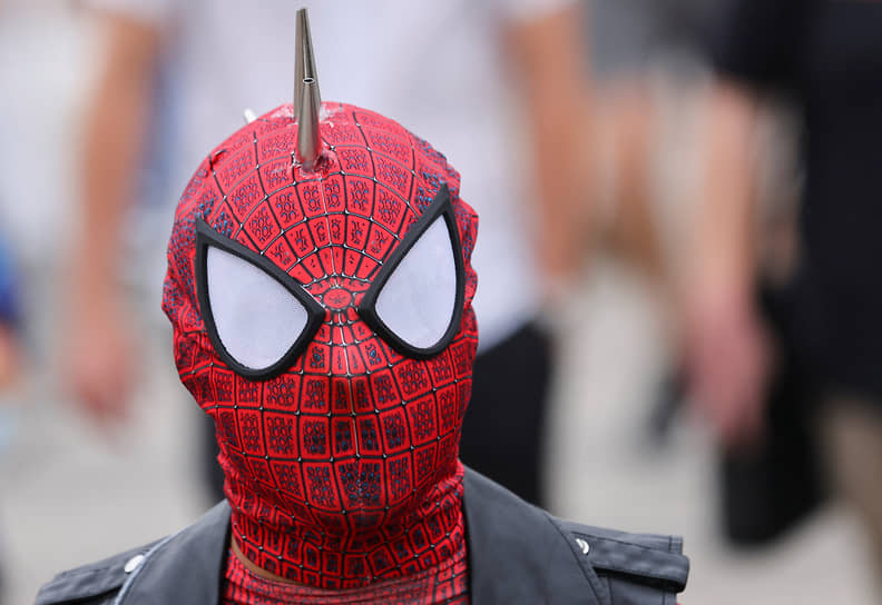 Участник Comic-Con в маске Человека-паука