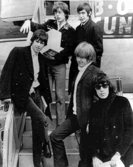 The Rolling Stones на гастролях в Канаде. Сверху вниз, слева направо — Мик Джаггер, Чарли Уоттс, Кит Ричардс, Брайан Джонс, Билл Уаймен. 1965 год