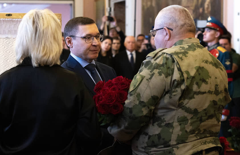 Полпред президента в УрФО Владимир Якушев (в центре) с родителями Ростислава Журавлева Игорем и Людмилой