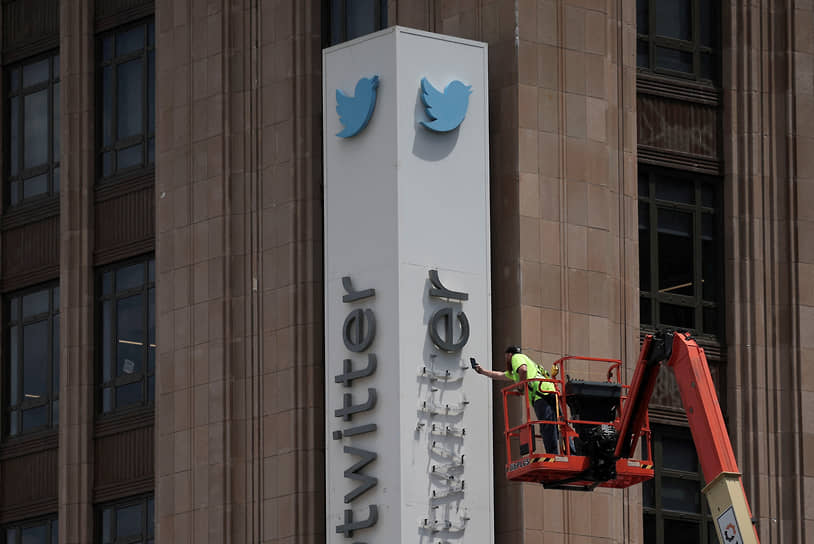 Демонтаж старого логотипа с фасада штаб-квартиры Twitter (или X) 