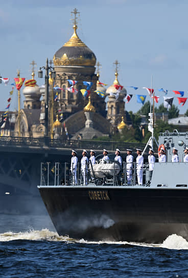 Малый ракетной корабль «Советск» во время парада