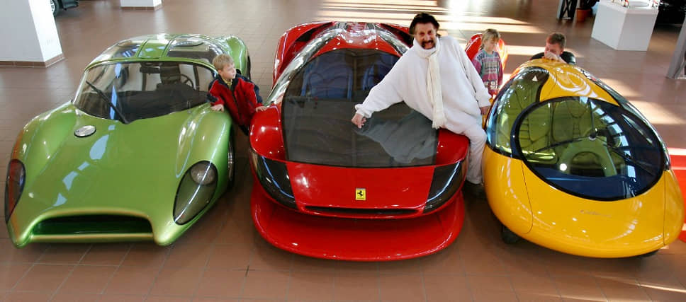 Луиджи Колани рядом с разработанным им городским автомобилем Ferrari Testarossa, на котором он установил мировой рекорд скорости в 387 км/ч, 2006 год
