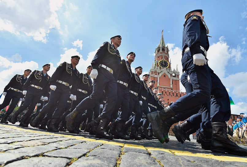 Днем рождения Воздушно-десантных войск считается 2 августа 1930 года, когда на учениях Московского военного округа под Воронежем впервые было десантировано на парашютах подразделение в количестве 12 человек