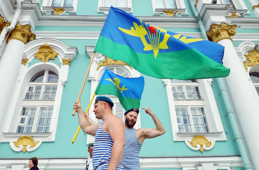 Участники празднований на улицах Санкт-Петербурга