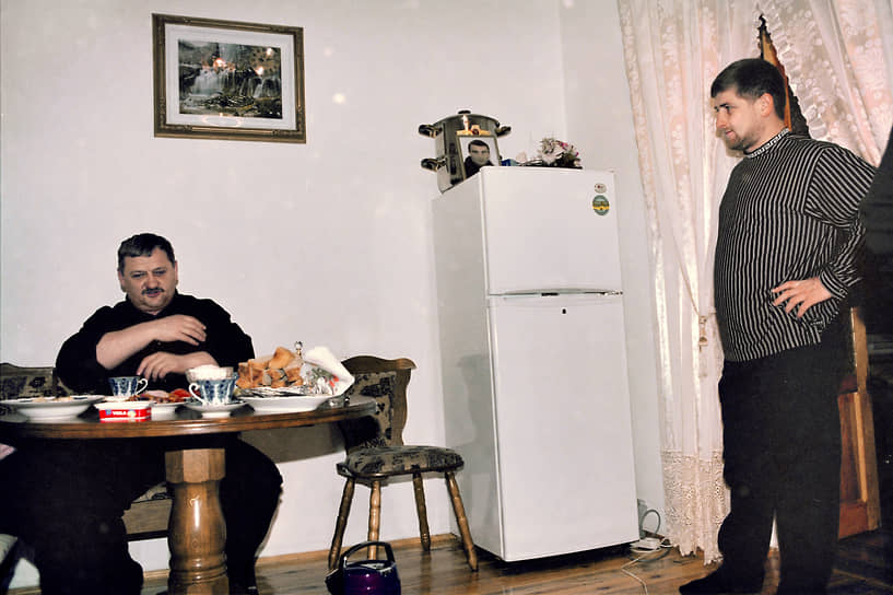 Первым президентом Чеченской Республики являлся Ахмат Кадыров (слева), который фактически возглавлял регион с 2000 по 2004 год и погиб в результате покушения. С 2007 года главой Чечни является его сын Рамзан Кадыров