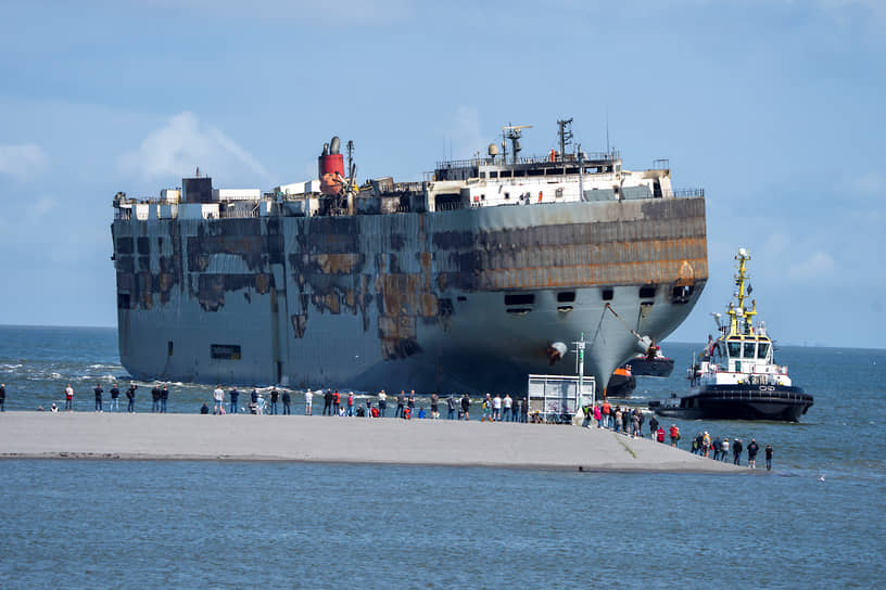 Порт Эмсхавен, Нидерланды. Загоревшееся грузовое судно Fremantle Highway, которое перевозило более 3 тыс. автомобилей