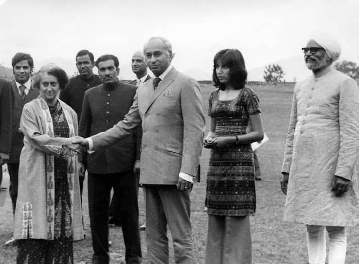 Зульфикар Али Бхутто (в центре) являлся президентом Пакистана в 1971-1973 годах, но был свергнут в результате военного переворота и казнен. Его дочь Беназир (вторая справа) работала премьер-министром Пакистана в 1988–1990 и 1993–1996 годах и являлась первой женщиной во главе демократического правительства в стране с преимущественно мусульманским населением