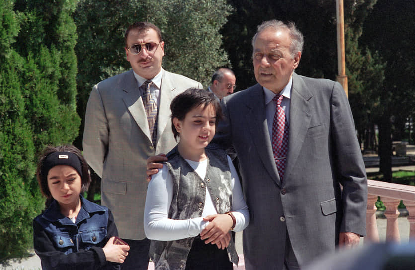 Гейдар Алиев (справа) возглавлял Азербайджан в 1993–2003 годах. На смену ему в 2003 году к власти пришел его сын Ильхам (в центре), который с тех пор является президентом страны