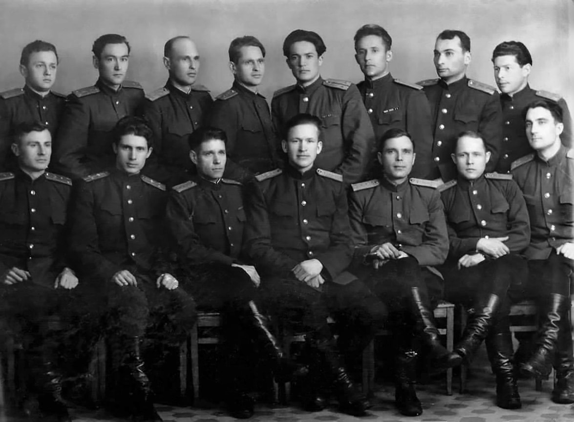 «Я,— писал Надер Джаханбани (на фото — сидит второй слева),— воспользовался опять Вашим любезным согласием и в 1945 году поступил в Академию им. Жуковского». Москва, 1947 год