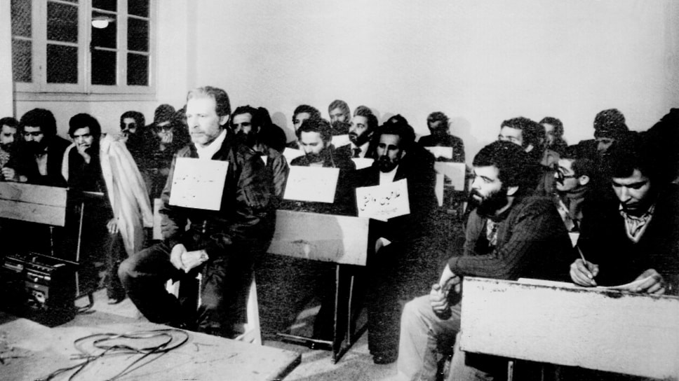 «Осужден за связь с идолопоклонническим режимом шаха» (на фото — Надер Джаханбани во время суда над ним). Тегеран, 1979 год