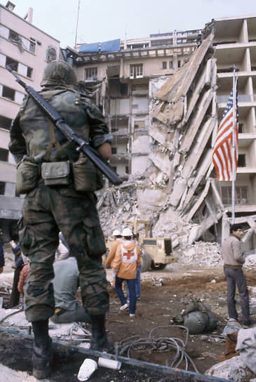 18 апреля 1993 года в результате подрыва смертника у посольства США в Бейруте (Ливия) погибли 63 человека. Власти США посчитали ответственными за атаку поддерживаемое Ираном шиитское движение «Хезболла»