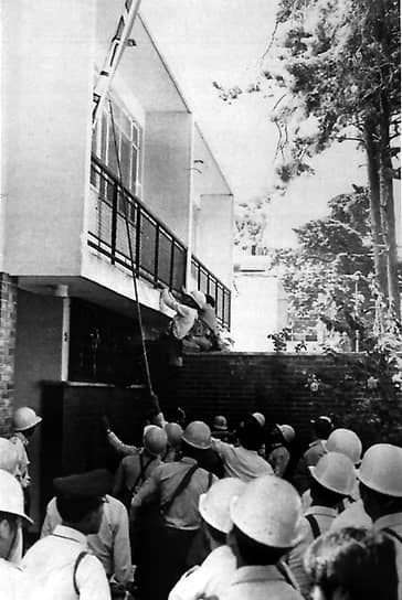 31 января 1980 года посольство Испании в Гватемале захватили повстанцы из группировки «Комитет крестьянского единства». В результате полицейской операции по спасению погибли 37 человек, а само здание посольства было сожжено. В ответ Испания на четыре года разорвала дипломатические отношения с Гватемалой